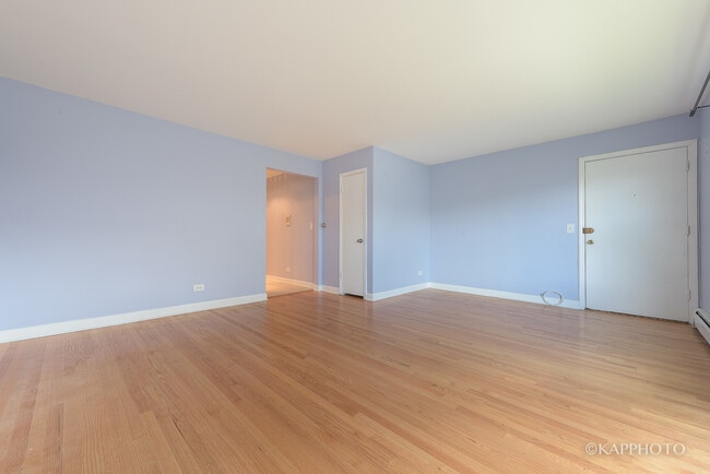 Building Photo - 5942 W Addison St