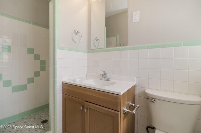 Building Photo - 568 Gardenia Cir