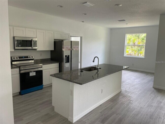 Building Photo - Gorgeous and Furnished 3/2/2 on a quiet street!
