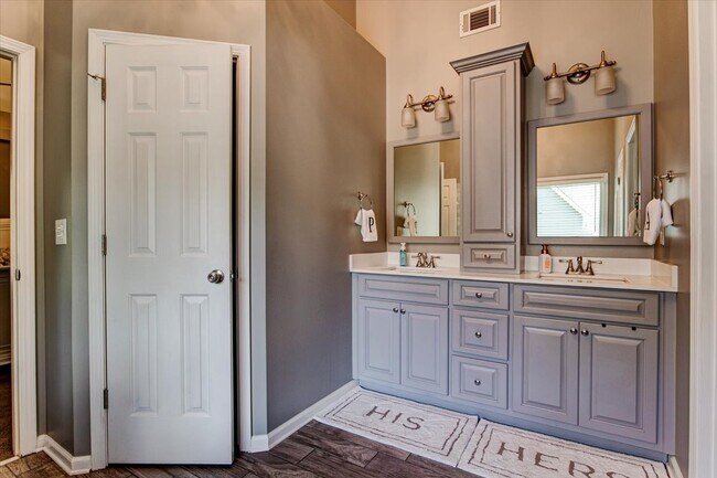 Beautiful master bath - 1120 Bentwater Dr