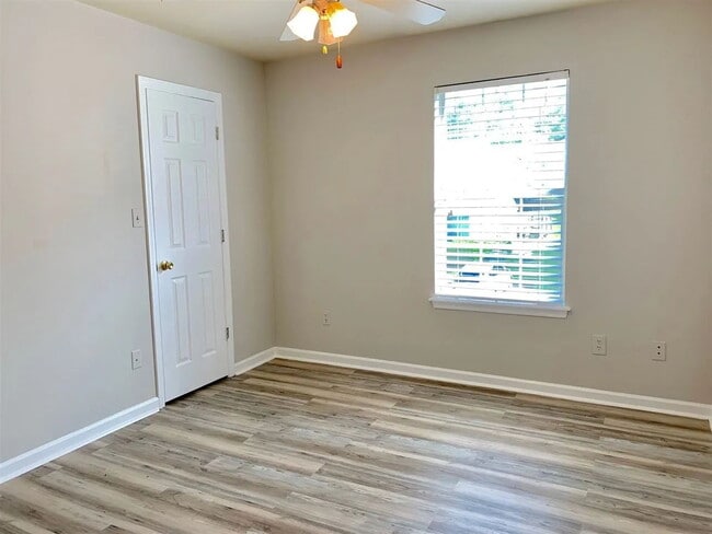 Building Photo - Affordable 4/3 Townhome in Timberwood