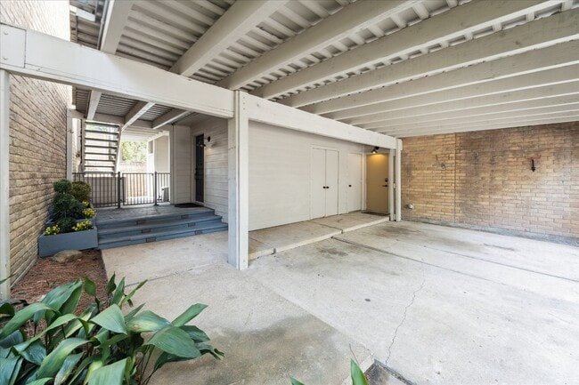 Building Photo - 201 Vanderpool Ln