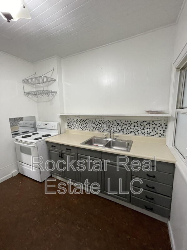 Building Photo - 1511 S Latawah St