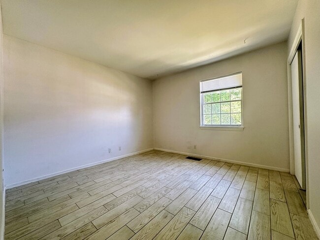 Building Photo - 606 Windsor Dr N