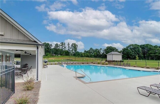 Building Photo - 4599 Silver Oak Dr SW