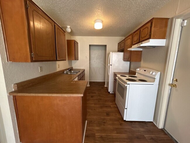 Building Photo - 2108 Carousel Dr