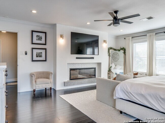 Building Photo - BEAUTIFULLY RENOVATED 4-BEDROOM HOME IN HUNTINGTON PLACE