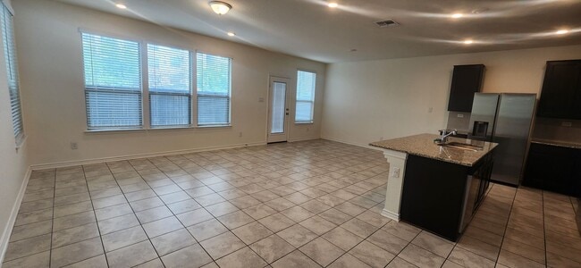 Building Photo - 5-Bedroom 3-Bathroom Home Walking distance to USAA and just mins from Medical Center and UTSA
