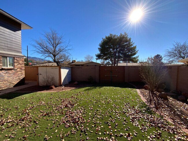 Building Photo - 5 Bedroom Home Available Near Wyoming Blvd NE & Comanche Rd NE!