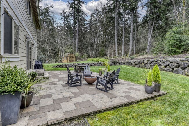 Building Photo - Gorgeous Large Home