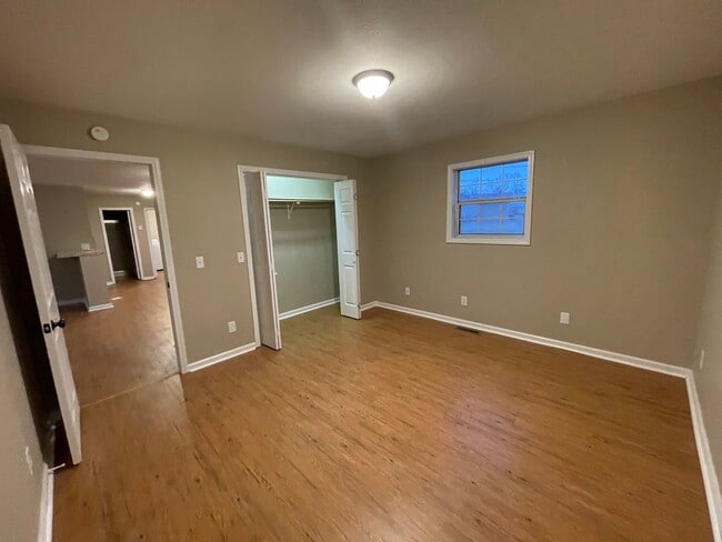 Building Photo - 2 bed 2 bath Duplex with Garage