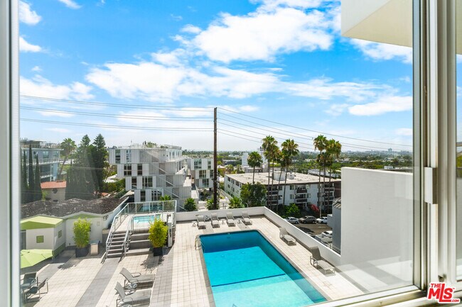 Building Photo - 1155 N La Cienega Blvd