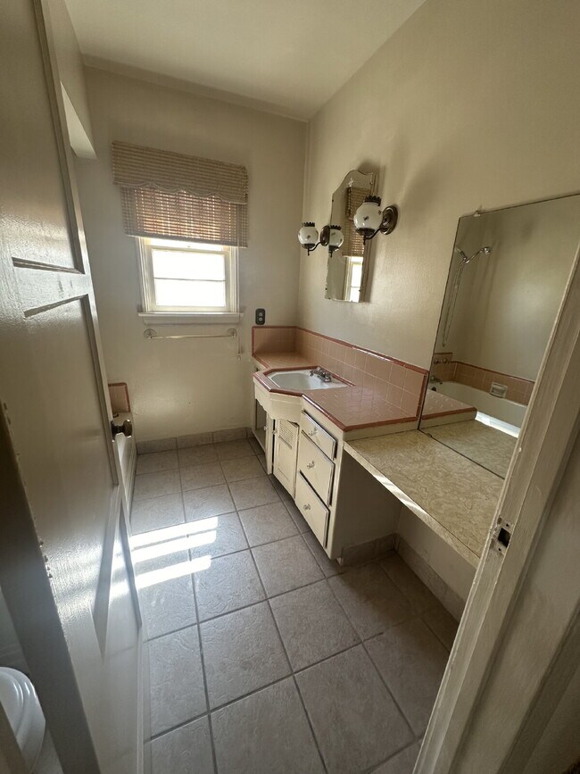 Building Photo - Charming 3 Bedroom, 2 Bath Home with Sunroom!