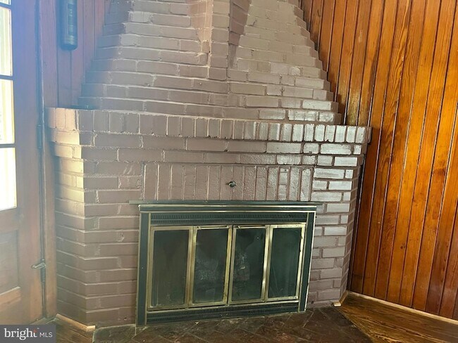 Building Photo - 171 N River Dr