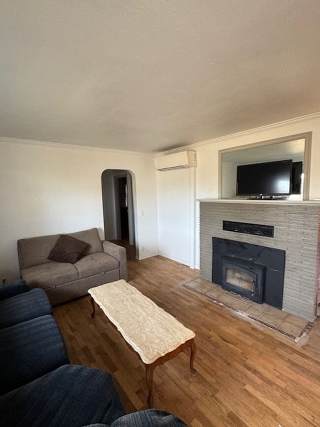 Building Photo - 4 BEDROOM HOME INCLUDES SEPARATE GUEST QUARTERS -FURNISHED OR UNFURNISHED- TONS OF PARKING