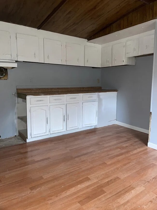 Building Photo - 2 Bedroom 1 Bathroom