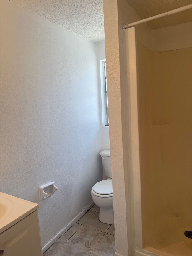 Building Photo - 3 bedroom 2 bath duplex