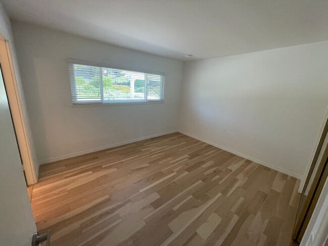 Building Photo - Awesome home on massive lot, 55+ community