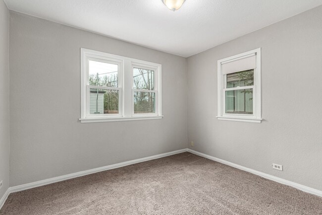 Building Photo - Remodeled 3BD, 2BA Half Duplex in East Den...
