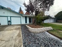 Building Photo - Spacious 2 Bedroom Duplex