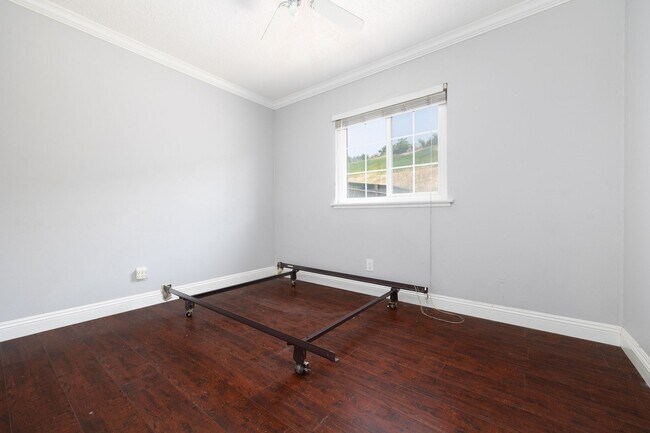 Building Photo - Spacious single family 3 bedroom home now ...