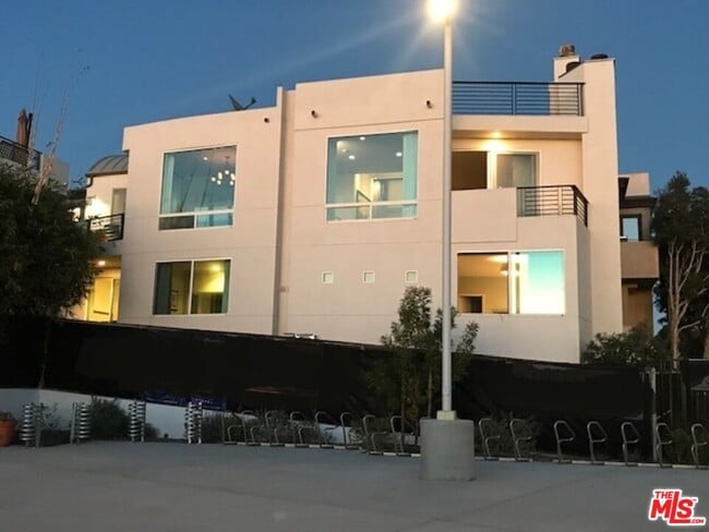 Building Photo - 318 26th St