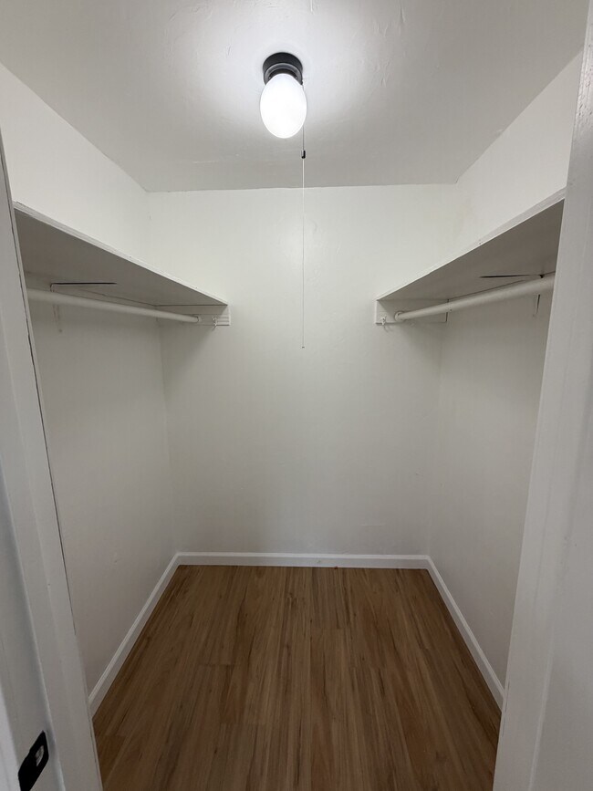 Building Photo - 910 E Tulare Ave