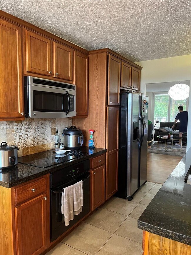 Building Photo - 250 Jacaranda Dr