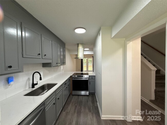 Building Photo - 1724 Village Lake Dr