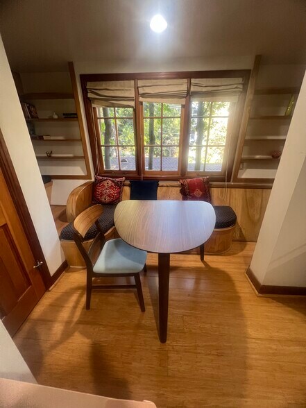 Dinning table or working space - 8420 Lookout Mountain Ave