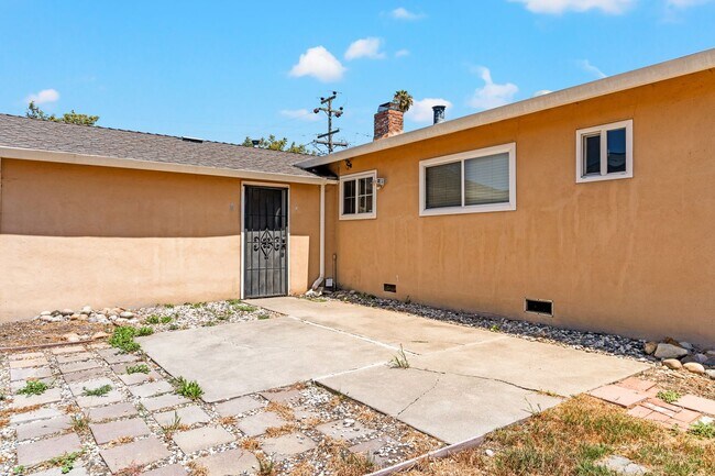 Building Photo - Charming Hayward Home with Modern Upgrades...