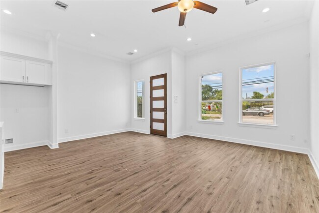 Building Photo - 7805 Farnsworth St