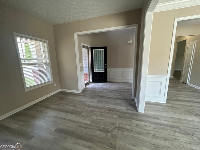 Building Photo - 2405 Village Green Dr