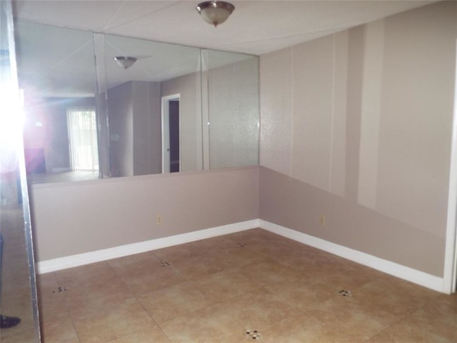 Building Photo - 9797 Leawood Blvd
