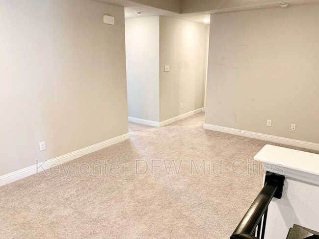 Building Photo - 914 Estelle Dr