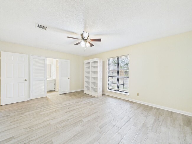 Building Photo - AVAILABLE NOW! 2 Bedroom 2 Bathroom