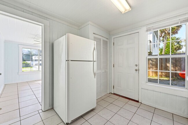 Building Photo - Neptune Beach Bungalow