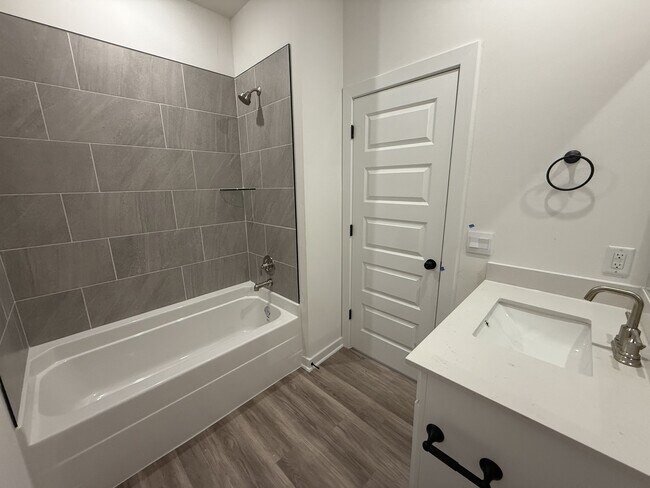 Building Photo - 416 Gosling Is