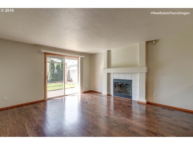 Building Photo - 7548 SE Hacienda St