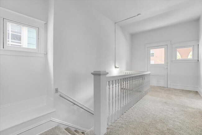 Building Photo - Charming Goose Hollow Home, Big, Spacious, and Bright! Move-in Specials!