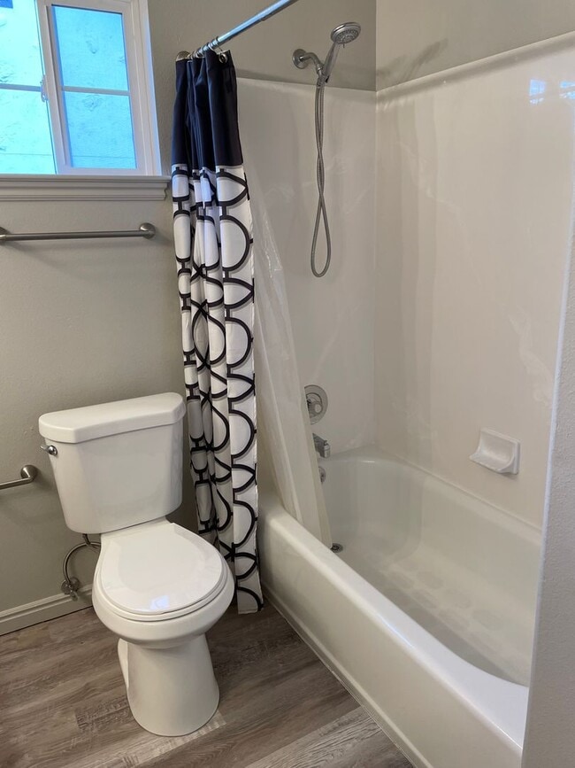 Building Photo - CHARMING HAMLET TOWNHOME