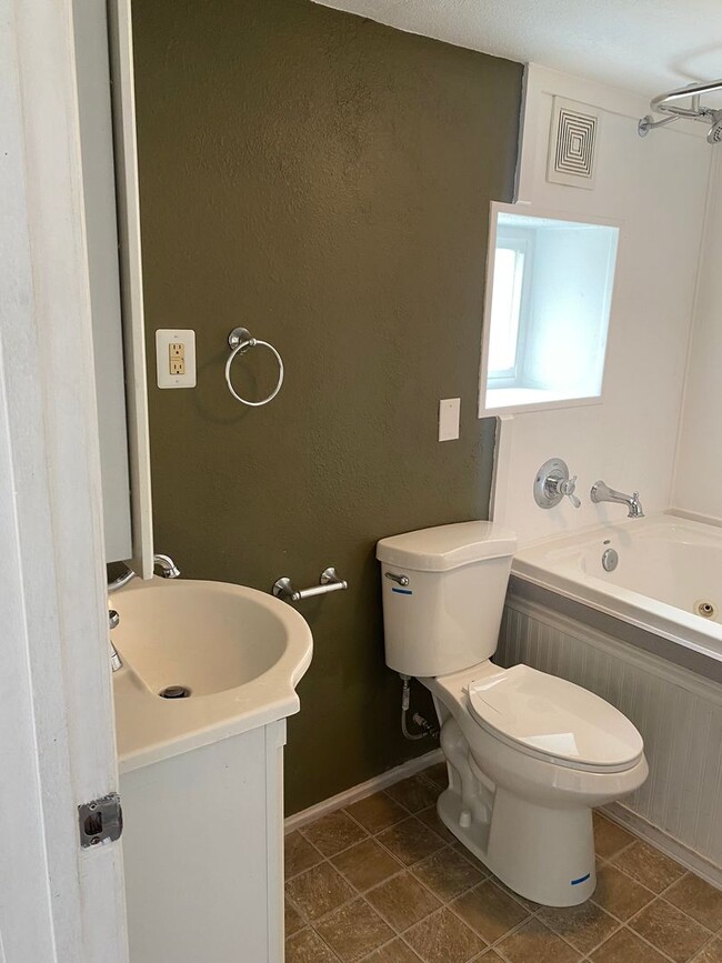 Building Photo - ALL UTILITIES INCLUDED - 3 bed duplex