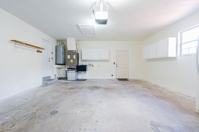 Building Photo - Convenient, Updated, and Plenty of Room fo...