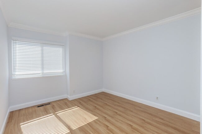 Building Photo - 3 Bed / 2.5 Bath home near Mariners Island...