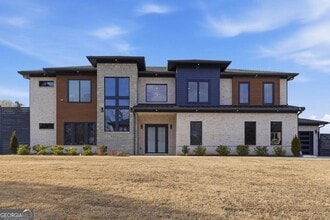 Building Photo - 556 Versailles Dr