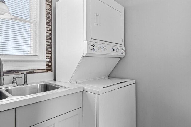 Building Photo - 1200 Little Bay Ave