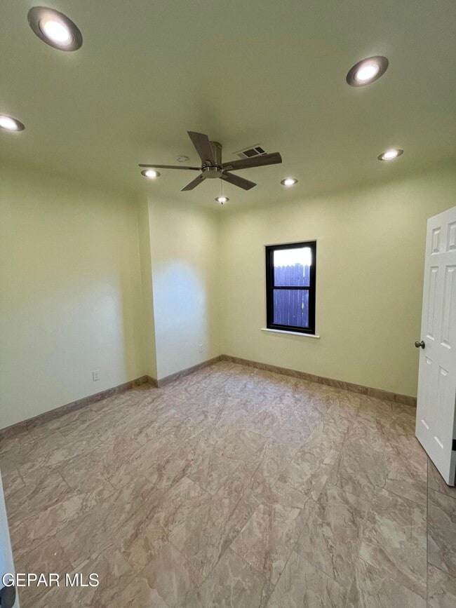 Building Photo - 3614 E Missouri Ave