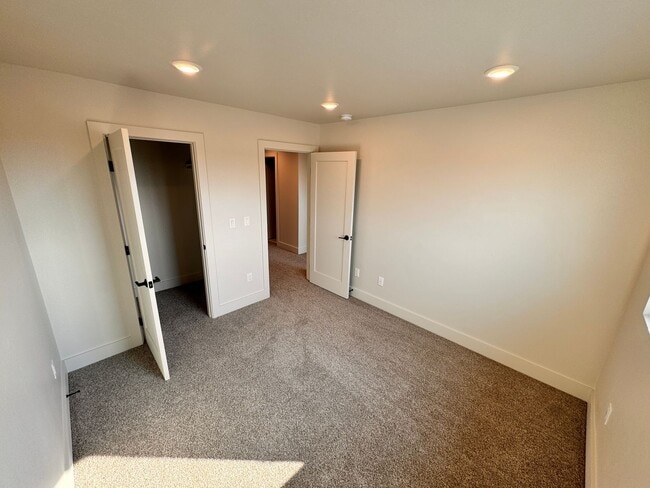 Building Photo - Modern 3-Bedroom Townhome in the Heart of ...