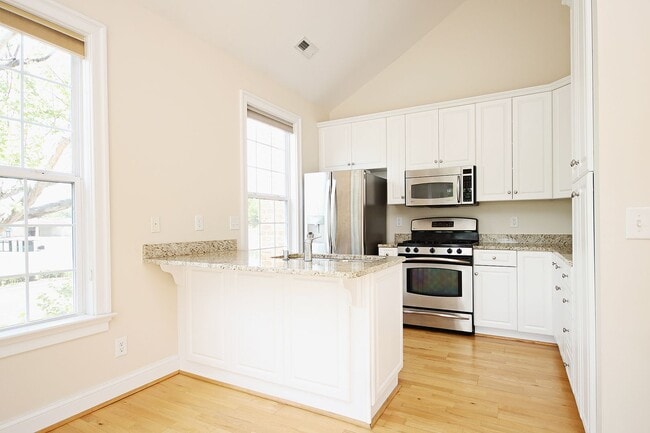 Building Photo - Sunlit Condo With Easy Access to Rt 29