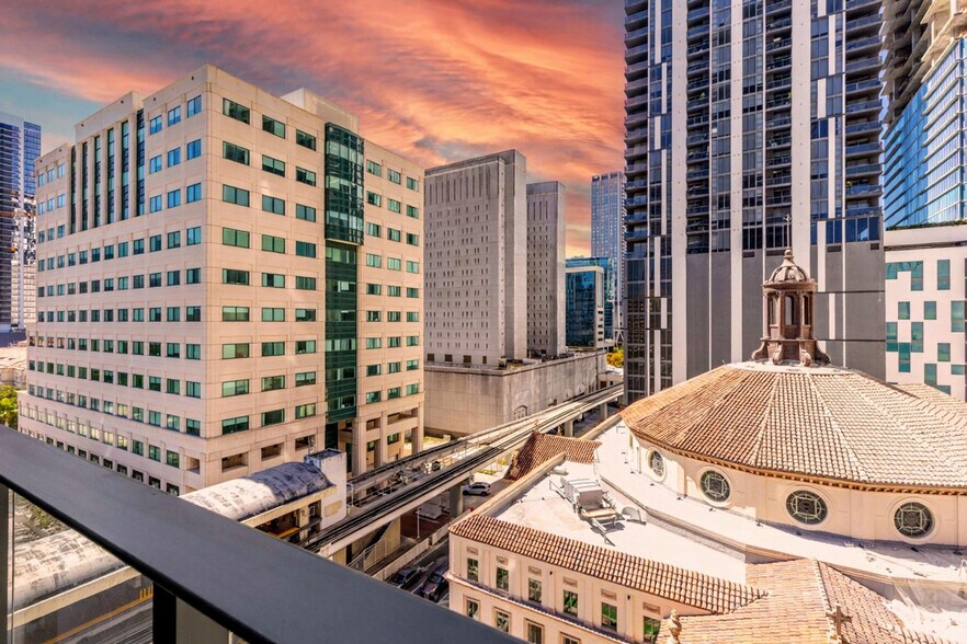 Building Photo - 501 NE 1st Ave